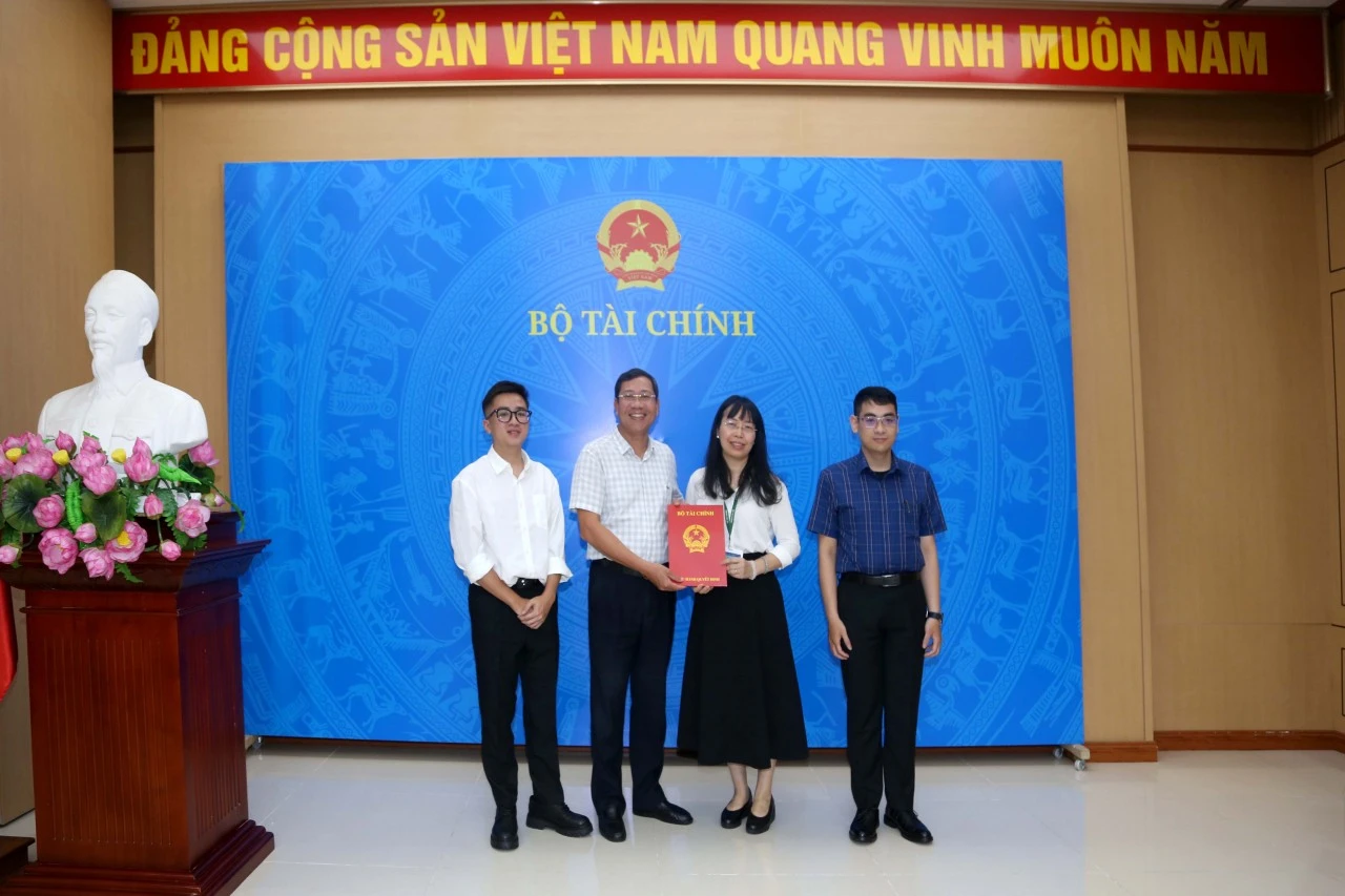 Trao quyết định tuyển dụng công chức Bộ Tài chính năm 2024