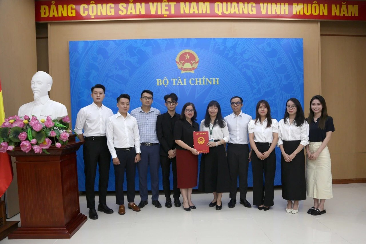 Trao quyết định tuyển dụng công chức Bộ Tài chính năm 2024